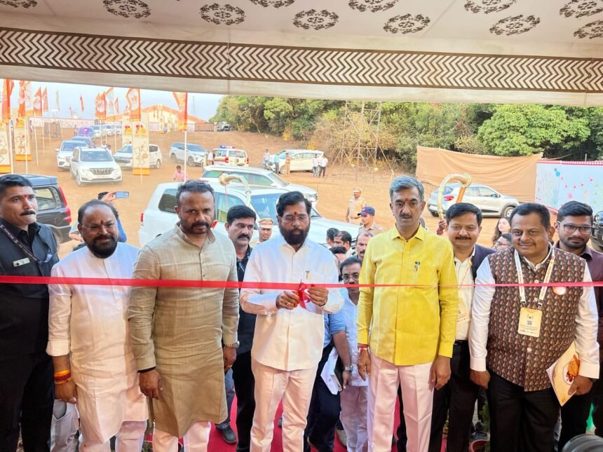 महाराष्ट्र पर्यटन विकास महामंडळ, पर्यटन विभागातर्फे दि. २ ते ४ मे २०२५ या कालावधीत आयोजित ‘महापर्यटन उत्सव महाबळेश्वर’चे उद्घाटन उपमुख्यमंत्री एकनाथ शिंदे यांच्या हस्ते करण्यात आले. याप्रसंगी पर्यटन मंत्री शंभूराज देसाई, ग्रामविकास व पंचायतराज मंत्री जयकुमार गोरे व मान्यवर उपस्थित होते.