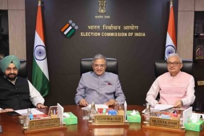नवी दिल्ली मुख्य #निवडणूक आयुक्त ज्ञानेश कुमार आणि निवडणूक आयुक्त डॉ. सुखबीर सिंग संधू व डॉ. विवेक जोशी यांनी आज मार्क्सवादी कम्युनिस्ट पक्षाचे (सीपीआय - एम) महासचिव एम. ए. बेबी यांच्या नेतृत्वाखालील शिष्टमंडळाशी दिल्लीतील निर्वाचन सदन येथे संवाद साधला.