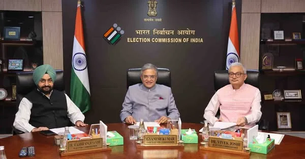 नवी दिल्ली मुख्य #निवडणूक आयुक्त ज्ञानेश कुमार आणि निवडणूक आयुक्त डॉ. सुखबीर सिंग संधू व डॉ. विवेक जोशी यांनी आज मार्क्सवादी कम्युनिस्ट पक्षाचे (सीपीआय - एम) महासचिव एम. ए. बेबी यांच्या नेतृत्वाखालील शिष्टमंडळाशी दिल्लीतील निर्वाचन सदन येथे संवाद साधला.
