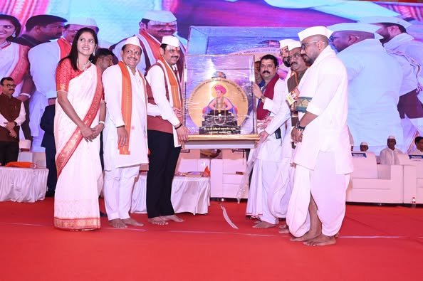प्राचीन भागवत धर्मातील सनातन आणि कल्याणकारी विचार जगभरात पोहोचविण्यासाठी #आळंदी येथे साडेचारशे एकर जागेत जगाला हेवा वाटेल असे संत #ज्ञानेश्वरमहाराज ज्ञानपीठ उभारण्यात येईल, अशी घोषणा मुख्यमंत्री देवेंद्र फडणवीस यांनी केली.