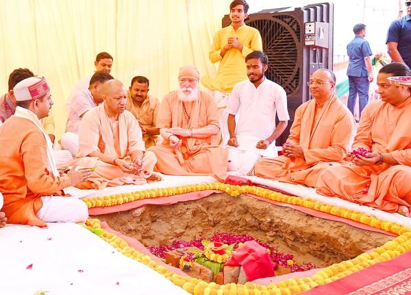 परमहंस श्री योगानंद जी की जन्मस्थली के पर्यटन विकास के लिए आज गोरखपुर में ₹2,768 लाख की परियोजनाओं का शिलान्यास एवं भूमिपूजन किया।