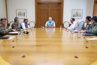 प्रधानमंत्री नरेंद्र मोदी यांच्या अध्यक्षतेखालील उच्च-स्तरीय बैठक पार पडली. बैठकीला संरक्षणमंत्री राजनाथ सिंह, राष्ट्रीय सुरक्षा सल्लागार अजित डोवाल आणि संरक्षणदल प्रमुख (सीडीएस) जनरल अनिल चौहान, सशस्त्र दलांचे प्रमुख यांच्यासह अनेक वरिष्ठ अधिकारी उपस्थित होते.
