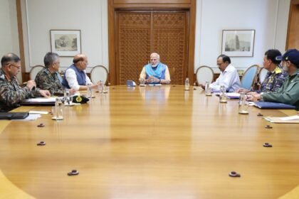 प्रधानमंत्री नरेंद्र मोदी यांच्या अध्यक्षतेखालील उच्च-स्तरीय बैठक पार पडली. बैठकीला संरक्षणमंत्री राजनाथ सिंह, राष्ट्रीय सुरक्षा सल्लागार अजित डोवाल आणि संरक्षणदल प्रमुख (सीडीएस) जनरल अनिल चौहान, सशस्त्र दलांचे प्रमुख यांच्यासह अनेक वरिष्ठ अधिकारी उपस्थित होते.