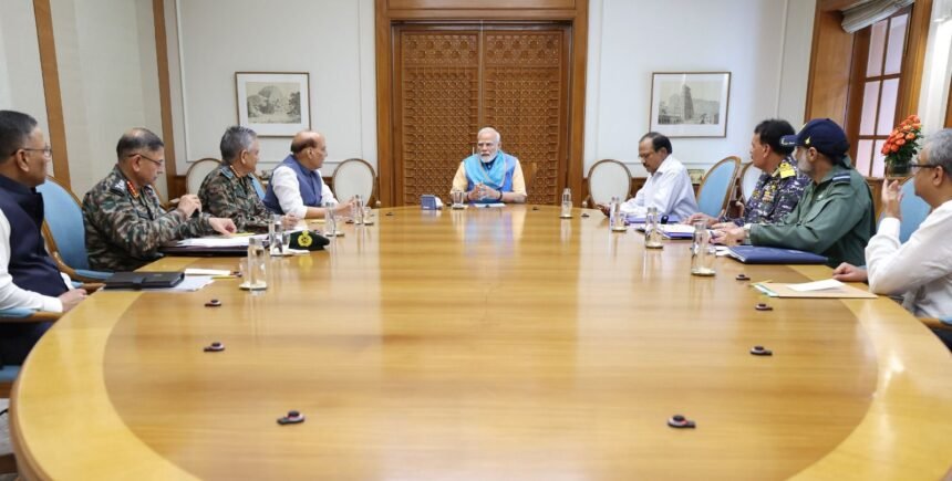 प्रधानमंत्री नरेंद्र मोदी यांच्या अध्यक्षतेखालील उच्च-स्तरीय बैठक पार पडली. बैठकीला संरक्षणमंत्री राजनाथ सिंह, राष्ट्रीय सुरक्षा सल्लागार अजित डोवाल आणि संरक्षणदल प्रमुख (सीडीएस) जनरल अनिल चौहान, सशस्त्र दलांचे प्रमुख यांच्यासह अनेक वरिष्ठ अधिकारी उपस्थित होते.