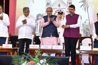 मुंबई विद्यापीठात स्वातंत्र्यवीर विनायक दामोदर सावरकर अभ्यास व संशोधन केंद्राचे ई-उद्घाटन राज्यपाल सी. पी. राधाकृष्णन, मुख्यमंत्री देवेंद्र फडणवीस यांच्या प्रमुख उपस्थित पार पडले. सावरकरांच्या १४२ व्या जयंतीच्या पूर्वसंध्येनिमित्त जहाँगीर दीक्षांत सभागृहात विशेष व्याख्यान झाले.