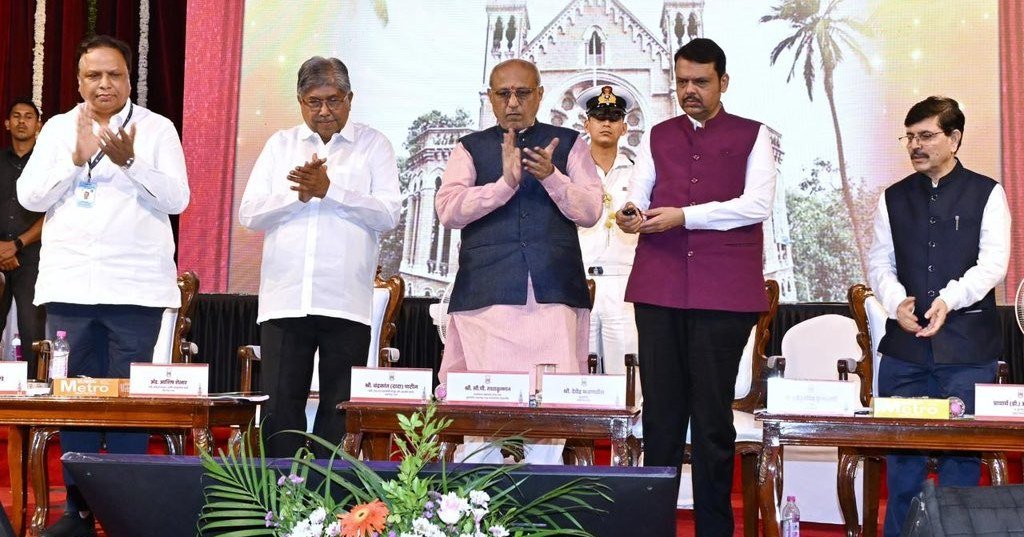 मुंबई विद्यापीठात स्वातंत्र्यवीर विनायक दामोदर सावरकर अभ्यास व संशोधन केंद्राचे ई-उद्घाटन राज्यपाल सी. पी. राधाकृष्णन, मुख्यमंत्री देवेंद्र फडणवीस यांच्या प्रमुख उपस्थित पार पडले. सावरकरांच्या १४२ व्या जयंतीच्या पूर्वसंध्येनिमित्त जहाँगीर दीक्षांत सभागृहात विशेष व्याख्यान झाले.