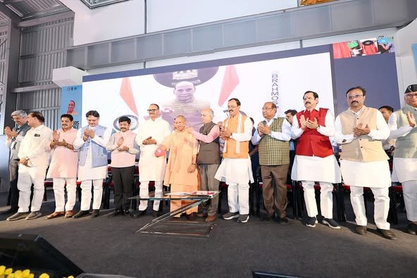 राष्ट्रीय प्रौद्योगिकी दिवस के अवसर पर आज माननीय रक्षा मंत्री श्री राजनाथ सिंह जी द्वारा वर्चुअल माध्यम से ब्रह्मोस एयरोस्पेस इंटीग्रेशन एवं टेस्टिंग फैसिलिटी के लोकार्पण एवं स्ट्रेटजिक मटेरियल टेक्नोलॉजी कॉम्प्लेक्स के उद्घाटन कार्यक्रम में लखनऊ में सहभाग किया।