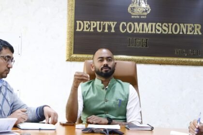 📰 ब्रेकिंग न्यूज़ | लेह | 16 मई 2025 डीसी लेह संतोष सुखादेवे ने "धरती आबा अभियान" की रणनीति को लेकर विभिन्न विभागों के साथ की अहम बैठक