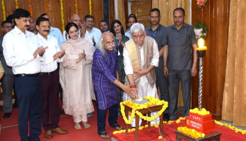 उधमपुर से 'फिजिक्स भारत यात्रा' को दिखाई गई हरी झंडी — विज्ञान शिक्षा को जन-जन तक पहुंचाने का अभिनव प्रयास