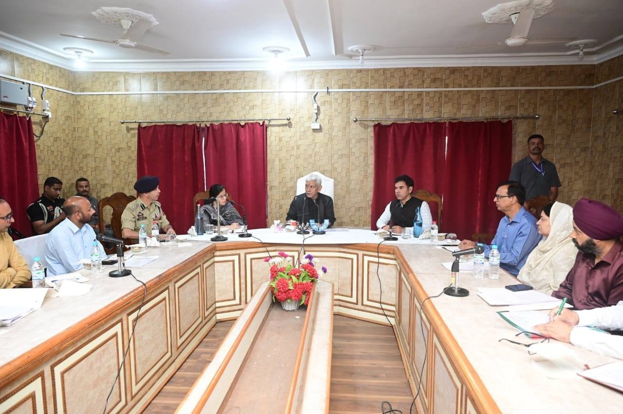 उपराज्यपाल मनोज सिन्हा का कुपवाड़ा दौरा, सीमावर्ती क्षेत्र में हालिया गोलाबारी से प्रभावित लोगों को दिलाया पूर्ण सहयोग का भरोसा