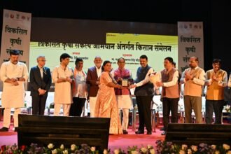 "एक राष्ट्र - एक कृषी - एक टीम" धोरणाने काम करणार कृषी विभाग – केंद्रीय कृषीमंत्री शिवराज सिंह चौहान यांची घोषणा जलयुक्त शिवार मोहिमेचे मुख्यमंत्री फडणवीस यांचे योगदान अमूल्य – कृषीमंत्र्यांकडून गौरव