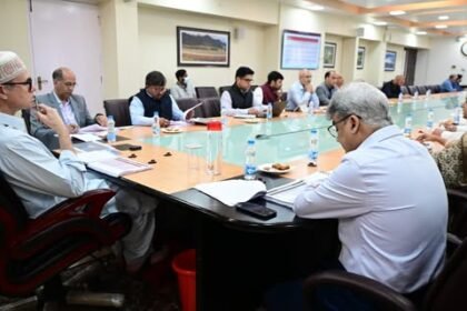 आवास एवं शहरी विकास विभाग के पुनर्गठन पर बैठक की अध्यक्षता मुख्यमंत्री उमर अब्दुल्ला ने की