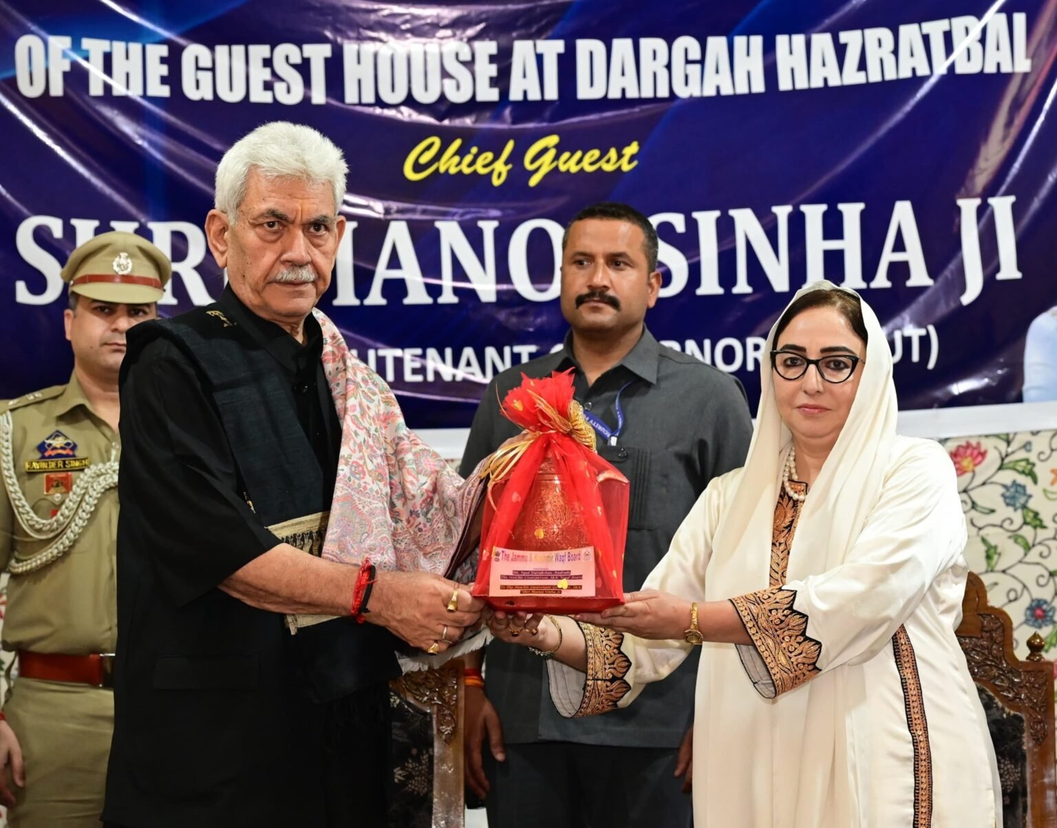 दरगाह हज़रतबल में गेस्ट हाउस की आधारशिला, तीर्थयात्रियों के लिए सुविधाएं और बेहतर होंगी: एलजी मनोज सिन्हा