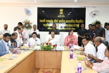 अंबाजोगाईतील स्वामी रामानंद तीर्थ ग्रामीण वैद्यकीय महाविद्यालयाला ५० वर्षे पूर्ण – उपमुख्यमंत्री अजित पवार यांच्या अध्यक्षतेखाली आढावा बैठक