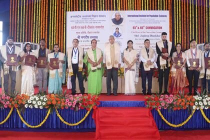 मुंबई उपराष्ट्रपती जगदीप धनखड यांच्या प्रमुख उपस्थितीत आंतरराष्ट्रीय लोकसंख्या विज्ञान संस्थेचा (IIPS) ६५वा आणि ६६ वा पदवी प्रदान समारंभ पार पडला. यावेळी डॉ. सुदेश धनखड, केंद्रीय राज्यमंत्री अनुप्रिया पटेल, मंत्री जयकुमार रावल, आमदार सना मलिक, प्रो.डी.ए.नागदेवे आदी उपस्थित होते.