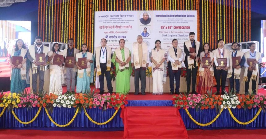मुंबई उपराष्ट्रपती जगदीप धनखड यांच्या प्रमुख उपस्थितीत आंतरराष्ट्रीय लोकसंख्या विज्ञान संस्थेचा (IIPS) ६५वा आणि ६६ वा पदवी प्रदान समारंभ पार पडला. यावेळी डॉ. सुदेश धनखड, केंद्रीय राज्यमंत्री अनुप्रिया पटेल, मंत्री जयकुमार रावल, आमदार सना मलिक, प्रो.डी.ए.नागदेवे आदी उपस्थित होते.