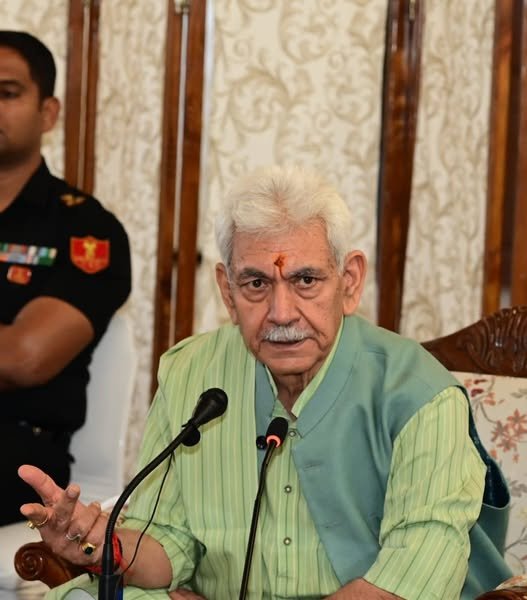राजभवन में कश्मीर महिला संगठन की सदस्यों से मिले उपराज्यपाल मनोज सिन्हा, नारी सशक्तिकरण को बताया विकास की आधारशिला