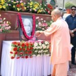 अन्नदाता किसानों के मसीहा, पूर्व प्रधानमंत्री 'भारत रत्न' चौधरी चरण सिंह जी की पुण्यतिथि के अवसर पर आज लखनऊ में उनकी प्रतिमा पर पुष्प अर्पित कर उन्हें श्रद्धांजलि दी।