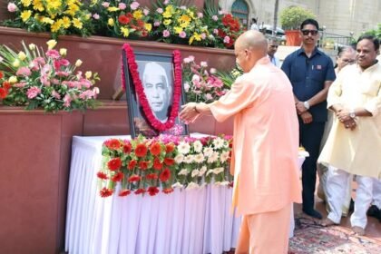 अन्नदाता किसानों के मसीहा, पूर्व प्रधानमंत्री 'भारत रत्न' चौधरी चरण सिंह जी की पुण्यतिथि के अवसर पर आज लखनऊ में उनकी प्रतिमा पर पुष्प अर्पित कर उन्हें श्रद्धांजलि दी।