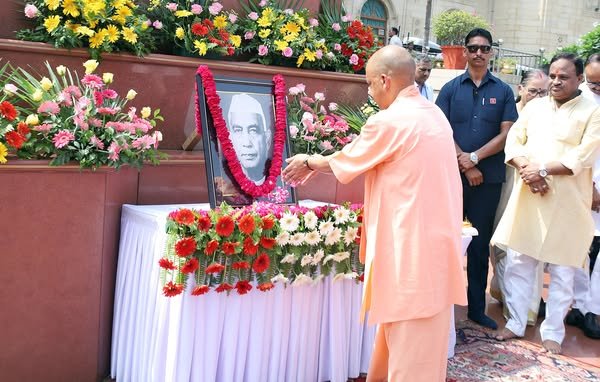 अन्नदाता किसानों के मसीहा, पूर्व प्रधानमंत्री 'भारत रत्न' चौधरी चरण सिंह जी की पुण्यतिथि के अवसर पर आज लखनऊ में उनकी प्रतिमा पर पुष्प अर्पित कर उन्हें श्रद्धांजलि दी।
