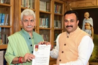 महंत रोहित शास्त्री ने उपराज्यपाल मनोज सिन्हा से की मुलाकात, जम्मू-कश्मीर में संस्कृत अकादमी की स्थापना की मांग रखी
