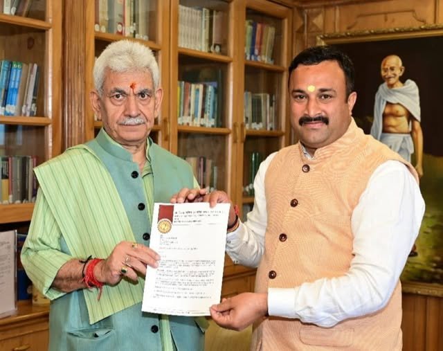 महंत रोहित शास्त्री ने उपराज्यपाल मनोज सिन्हा से की मुलाकात, जम्मू-कश्मीर में संस्कृत अकादमी की स्थापना की मांग रखी