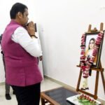 मुख्यमंत्री देवेंद्र फडणवीस यांनी रामगिरी येथे पुण्यश्लोक अहिल्यादेवी होळकर यांच्या जयंतीनिमित्त त्यांच्या प्रतिमेस पुष्पहार अर्पण करून अभिवादन केले. यावेळी अधिकारी व कर्मचारी उपस्थित होते.