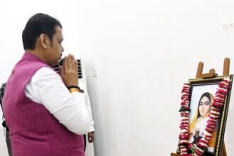 मुख्यमंत्री देवेंद्र फडणवीस यांनी रामगिरी येथे पुण्यश्लोक अहिल्यादेवी होळकर यांच्या जयंतीनिमित्त त्यांच्या प्रतिमेस पुष्पहार अर्पण करून अभिवादन केले. यावेळी अधिकारी व कर्मचारी उपस्थित होते.