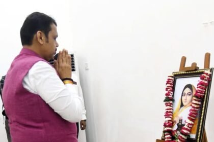 मुख्यमंत्री देवेंद्र फडणवीस यांनी रामगिरी येथे पुण्यश्लोक अहिल्यादेवी होळकर यांच्या जयंतीनिमित्त त्यांच्या प्रतिमेस पुष्पहार अर्पण करून अभिवादन केले. यावेळी अधिकारी व कर्मचारी उपस्थित होते.