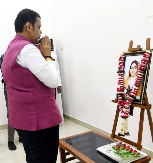 मुख्यमंत्री देवेंद्र फडणवीस यांनी रामगिरी येथे पुण्यश्लोक अहिल्यादेवी होळकर यांच्या जयंतीनिमित्त त्यांच्या प्रतिमेस पुष्पहार अर्पण करून अभिवादन केले. यावेळी अधिकारी व कर्मचारी उपस्थित होते.