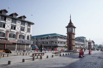पहलगाम आतंकी हमले का एक महीना : शिकारों-हाउसबोटों में पसरा है सन्नाटा, टूरिस्ट नदारद