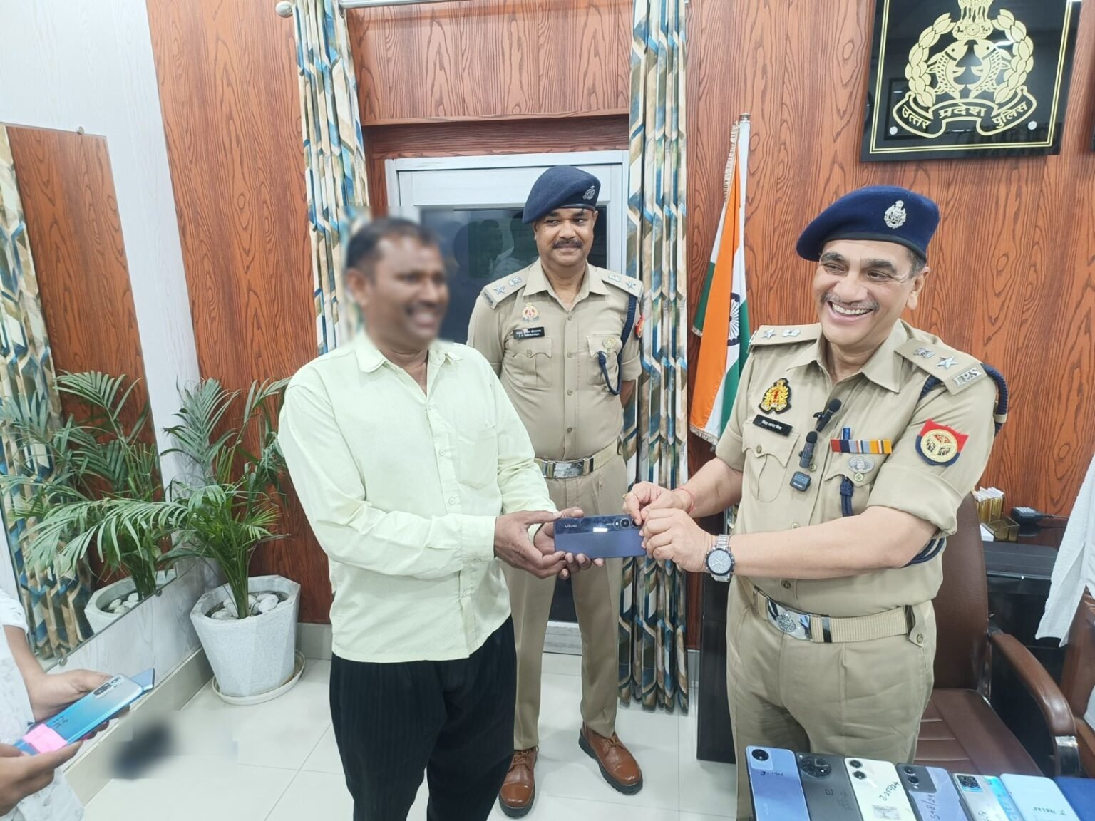 ब्रेकिंग न्यूज़ रामपुर रामपुर/ सर्विलांस सैल पुलिस द्वारा आम जन के गुम हुए 110 मोबाईल फोन (अनुमानित कीमत लगभग 12 लाख 50 हजार रुपये) को प्राप्त प्रार्थना पत्रों पर कार्यवाही करते हुए किया गया बरामद -