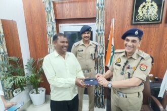 ब्रेकिंग न्यूज़ रामपुर रामपुर/ सर्विलांस सैल पुलिस द्वारा आम जन के गुम हुए 110 मोबाईल फोन (अनुमानित कीमत लगभग 12 लाख 50 हजार रुपये) को प्राप्त प्रार्थना पत्रों पर कार्यवाही करते हुए किया गया बरामद -