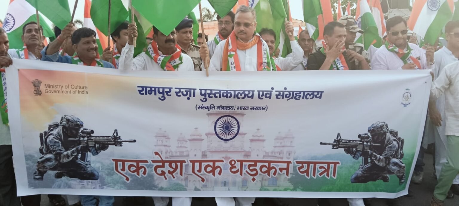 रज़ा लाइब्रेरी से निकाली गई पुस्तकालय के निदेशक डॉ० एक देश एक धड़कन यात्रा का पुष्प वर्षा कर किया गया ज़ोरदार स्वागत।