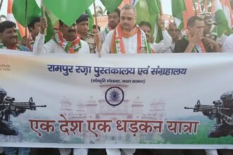 रज़ा लाइब्रेरी से निकाली गई पुस्तकालय के निदेशक डॉ० एक देश एक धड़कन यात्रा का पुष्प वर्षा कर किया गया ज़ोरदार स्वागत।