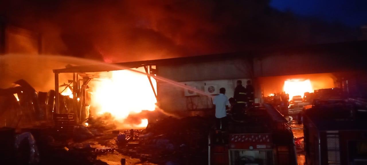 नासिक के ईगतपुरी में जिंदल कंपनी में लगी भीषण आग आग लगने के कारणों का अभी पता नही