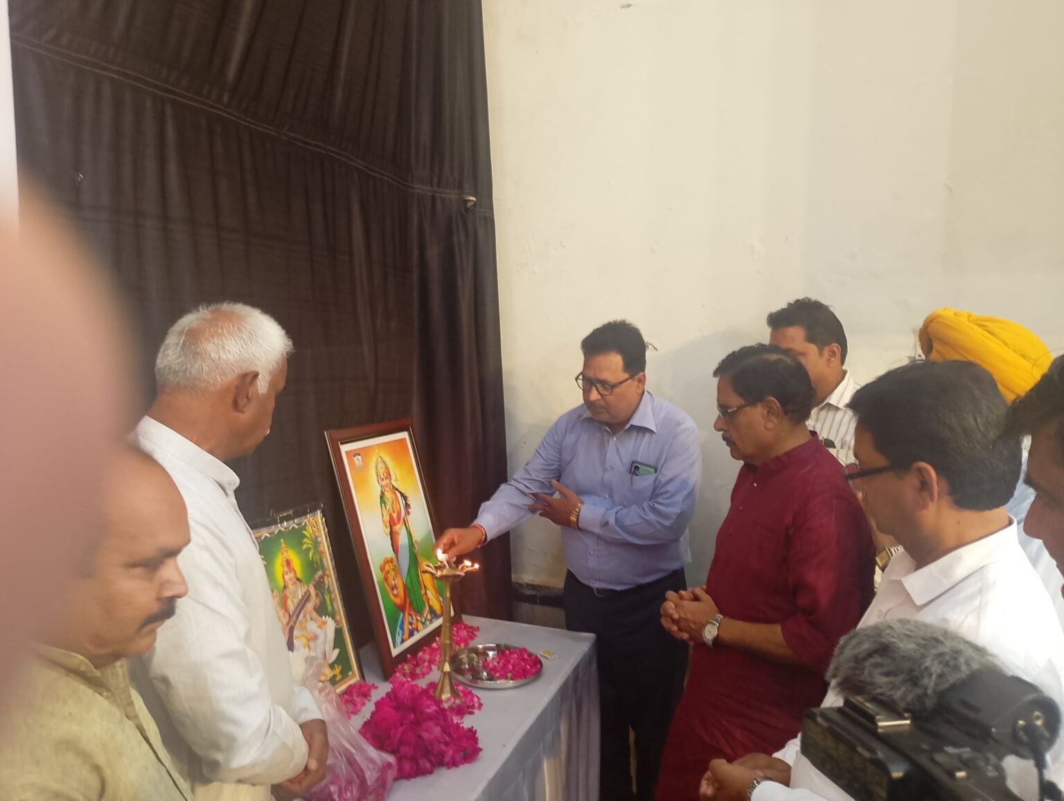 गुना ब्रेकिंग गुना से पंकज श्रीवास्तव कि रिपोर्ट CEN न्यूज़ गुना इस वक्त कि सबसे बड़ी खबर आ रही है। गुना से प्राइवेट स्कूल एसोसिएशन का शपथ समारोह हुआ संपन्न