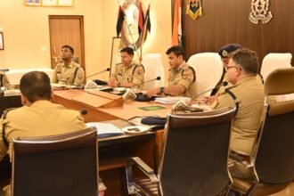 पुलिस महानिदेशक वाराणसी, जोन वाराणसी श्री पीयूष मोर्डिया द्वारा गार्द की सलामी ली गई