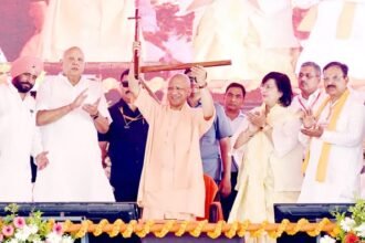 आज जनपद औरैया में विकसित कृषि संकल्प अभियान-2025 के अंतर्गत आयोजित कार्यक्रम में सहभाग कर अन्नदाता किसानों को विभिन्न योजनाओं के प्रमाण-पत्र एवं चेक वितरित किए।