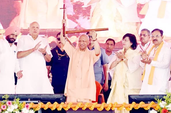 आज जनपद औरैया में विकसित कृषि संकल्प अभियान-2025 के अंतर्गत आयोजित कार्यक्रम में सहभाग कर अन्नदाता किसानों को विभिन्न योजनाओं के प्रमाण-पत्र एवं चेक वितरित किए।