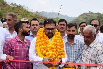अखनूर में मंत्री सतीश शर्मा ने पीएमजीएसवाई और लोक निर्माण योजनाओं के तहत प्रमुख सड़क परियोजनाओं का उद्घाटन किया