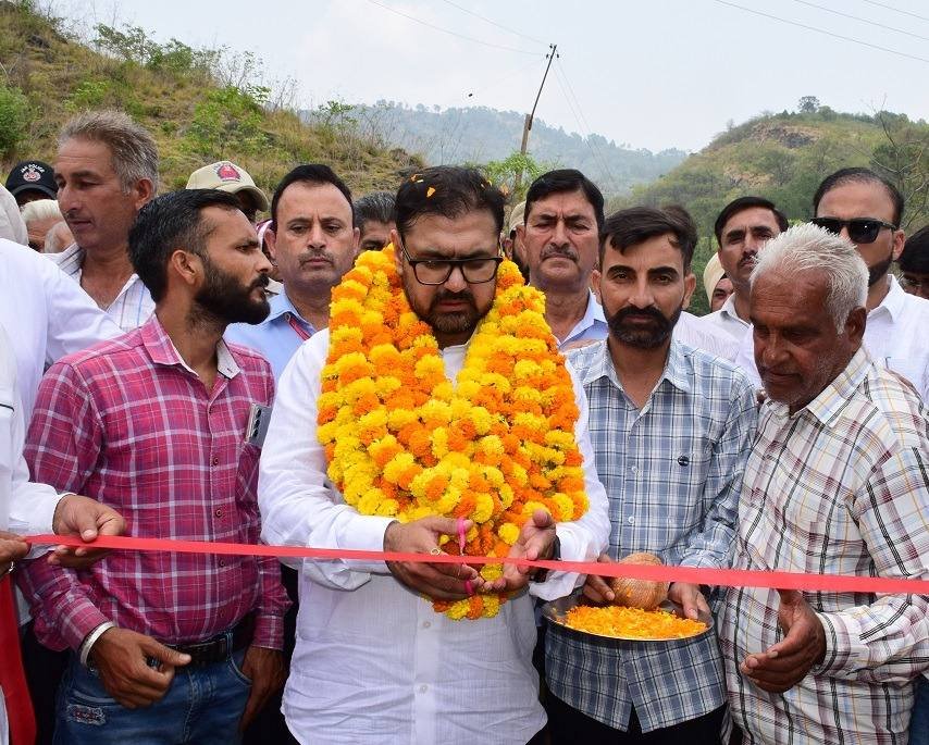 अखनूर में मंत्री सतीश शर्मा ने पीएमजीएसवाई और लोक निर्माण योजनाओं के तहत प्रमुख सड़क परियोजनाओं का उद्घाटन किया