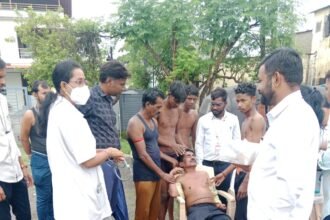 कल्याण : खडेगोळवली नाल्यात वाहून जाणाऱ्या व्यक्तीला K.D.M.C. कर्मचाऱ्यांनी वाचवले