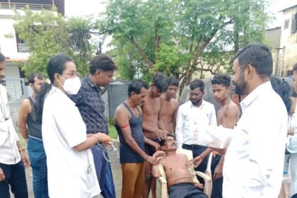 कल्याण : खडेगोळवली नाल्यात वाहून जाणाऱ्या व्यक्तीला K.D.M.C. कर्मचाऱ्यांनी वाचवले