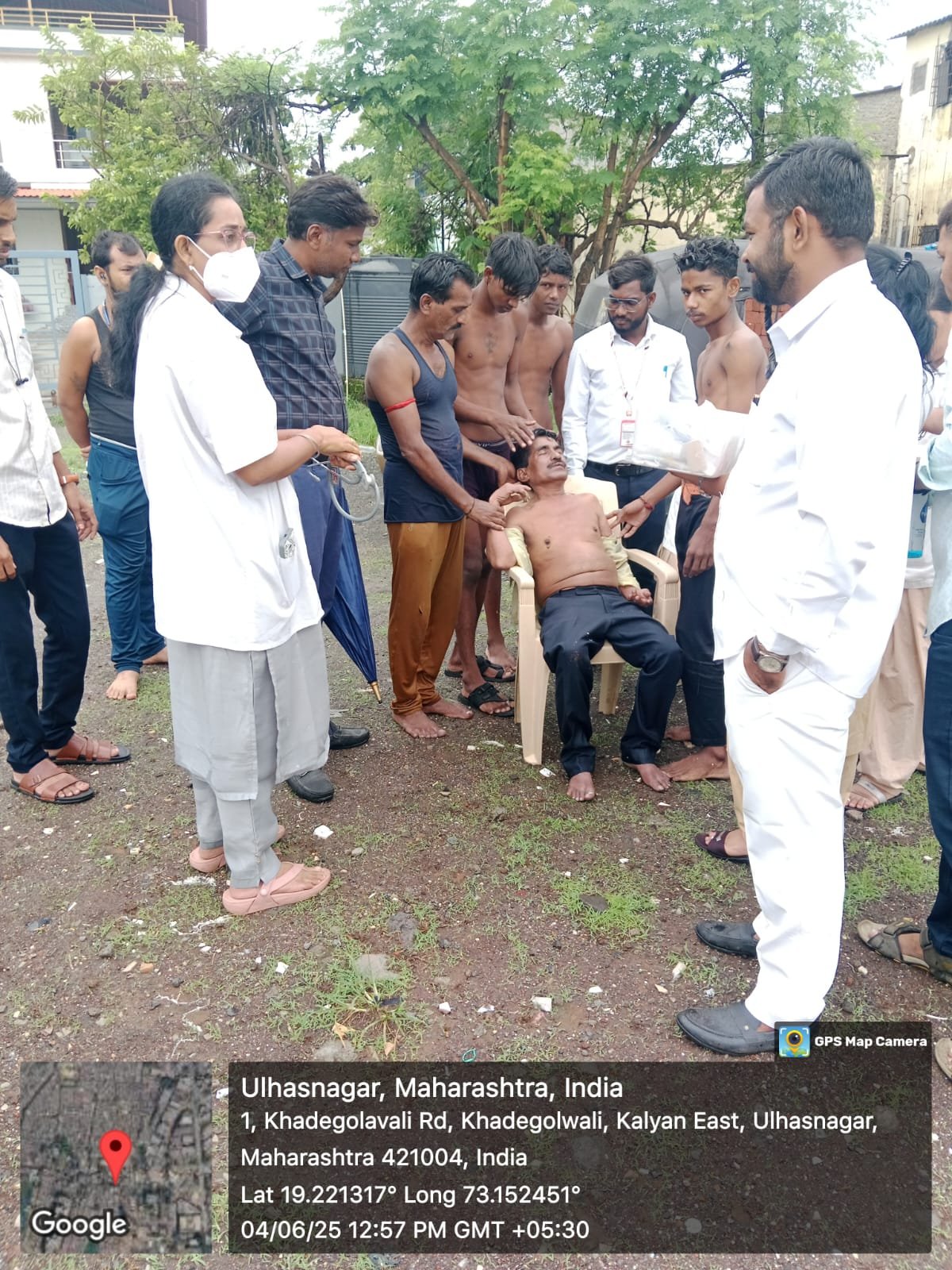 कल्याण : खडेगोळवली नाल्यात वाहून जाणाऱ्या व्यक्तीला K.D.M.C. कर्मचाऱ्यांनी वाचवले