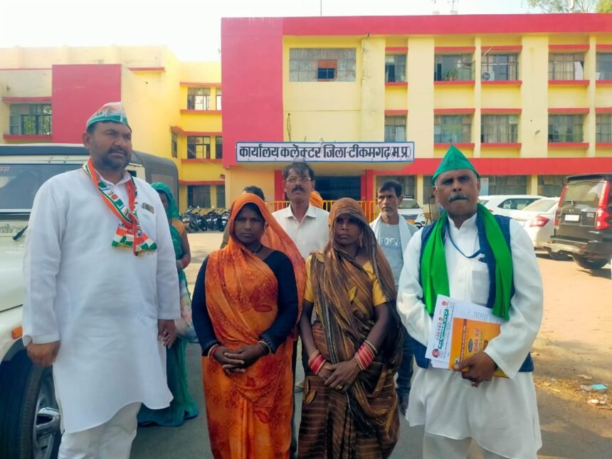 वीर फूलन देवी संगठन द्वारा कलेक्टर को महिला के साथ मारपीट वा थाना प्रभारी द्वारा महिला के साथ बदतमीजी से पेश आने को लेकर रमेश चंद्र ने ज्ञापन सौंपा।