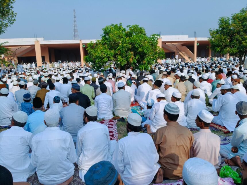 रामपुर/ ईदगाह में कड़ी सुरक्षा व्यवस्था के साथ अदा की गई ईद उल अजहा की नमाज।