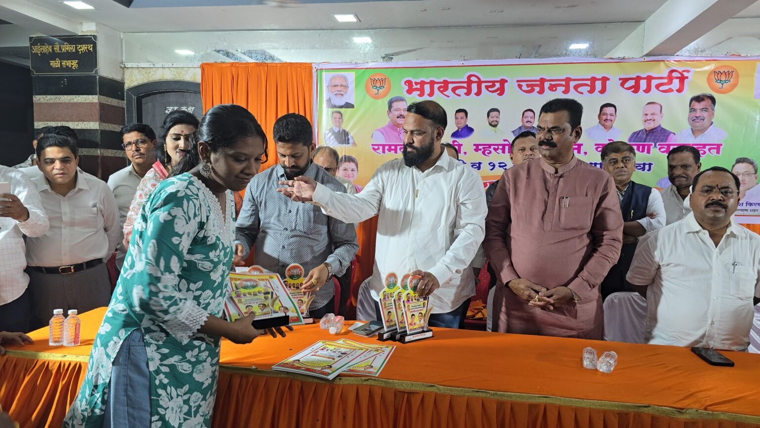 सरचिटणीस महेश जाधव यांच्या वतीने दहावी व बारावी गुणवंत विद्यार्थी च्या सत्कार समारंभ आयोजन