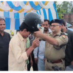 पुलिस अधीक्षक यातायात आजमगढ़ की तरफ से हेलमेट वितरित किया गया
