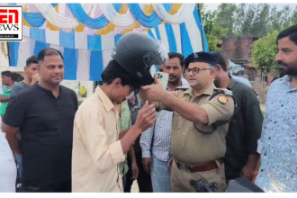 पुलिस अधीक्षक यातायात आजमगढ़ की तरफ से हेलमेट वितरित किया गया